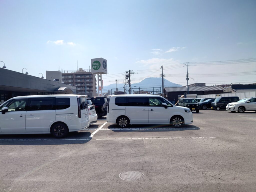 高松市クレープ　KIWAJI　きわじ　アメフットジョン　駐車場