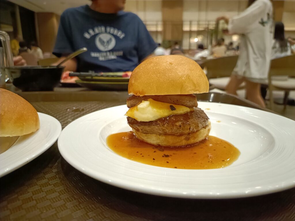 大分旅行　ホテル　グランドメルキュール別府　夕食　ハンバーガー