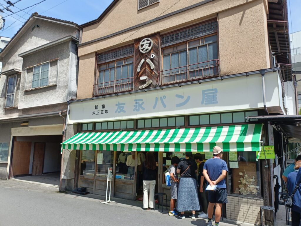 大分パン屋　友永パン屋　お店