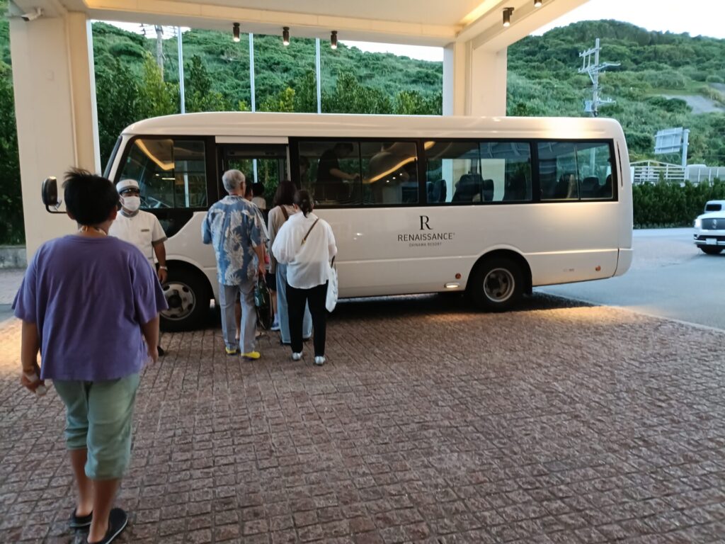 沖縄子連れ旅行　ルネッサンスリゾートオキナワ　夕食　マカンマカン　送迎バス