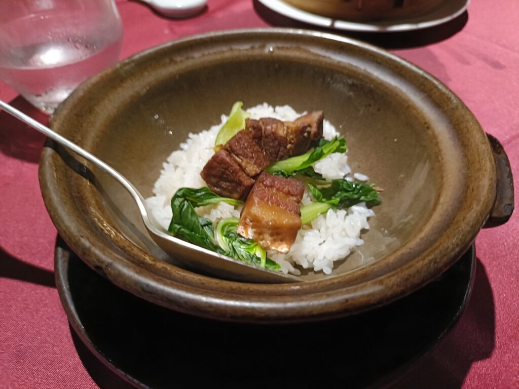 沖縄夕食　マカンマカン　メニュー　豚肉の醤油煮込御飯