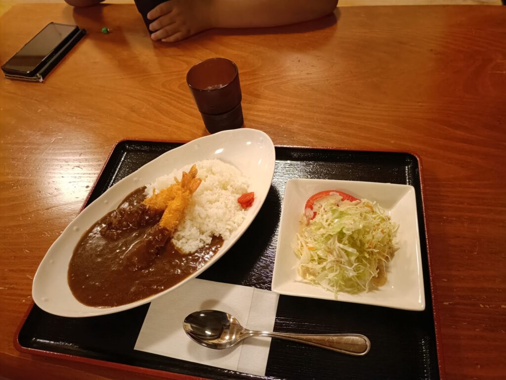 高松日帰り温泉　由良里の湯　イノシシ温泉　レストラン　エビフライカレー