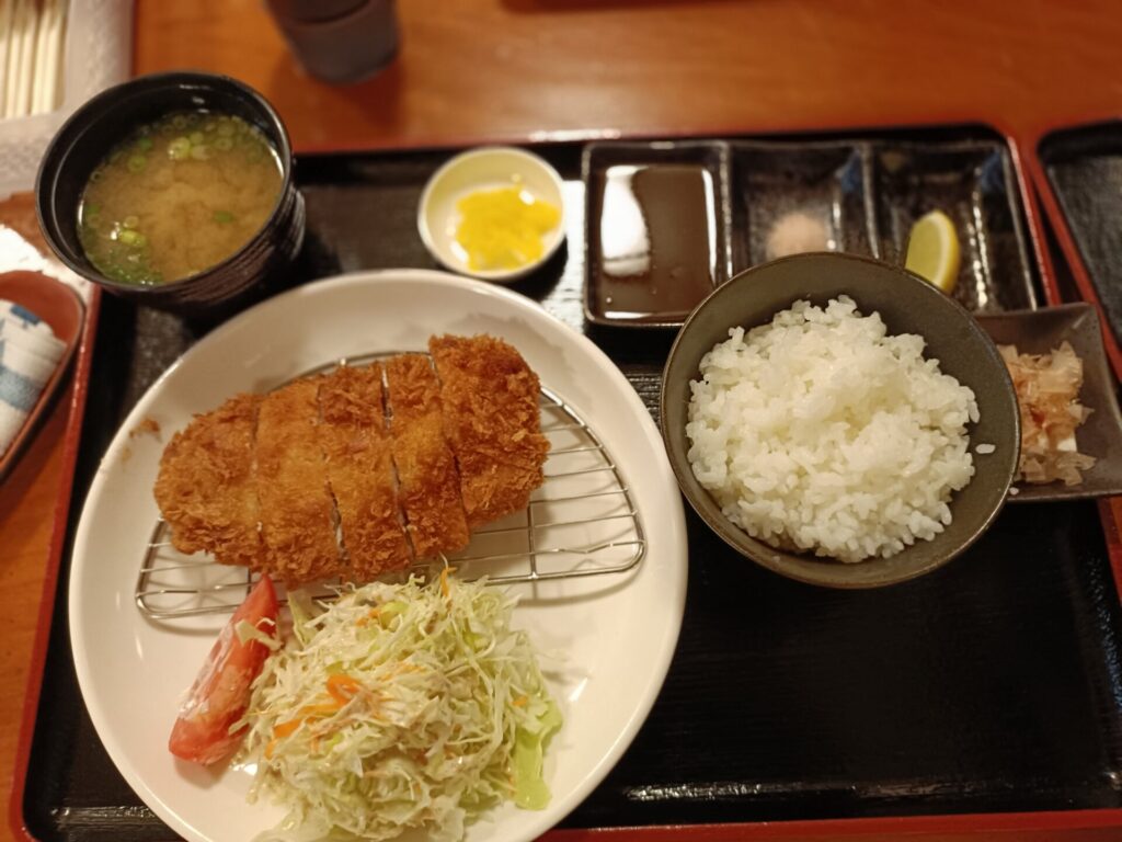 高松日帰り温泉　由良里の湯　イノシシ温泉　レストラン　とんかつ定食