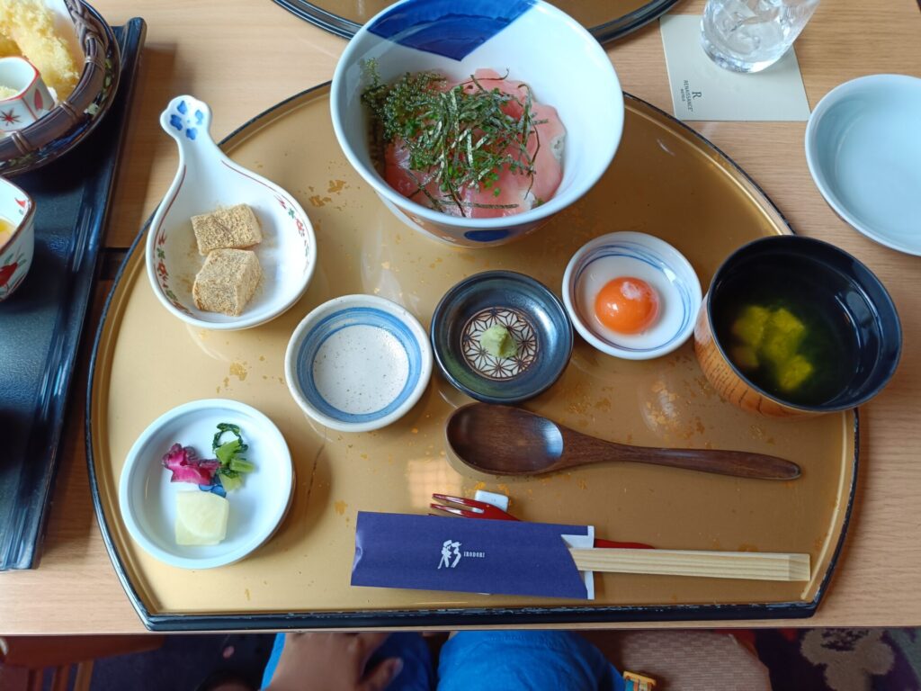 沖縄旅行　ルネッサンスリゾートオキナワ　彩　ランチ　うとぅいむちランチ　鉄火丼セット