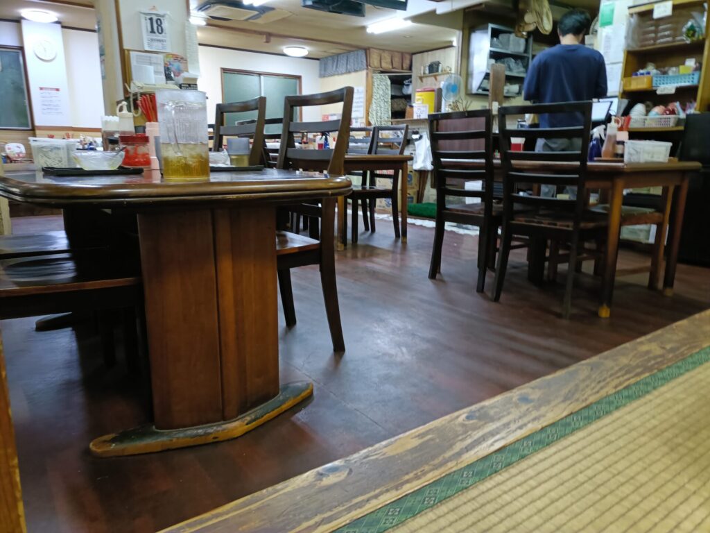 沖縄食堂グルメ　だるまそば　店内　テーブル席　お座敷