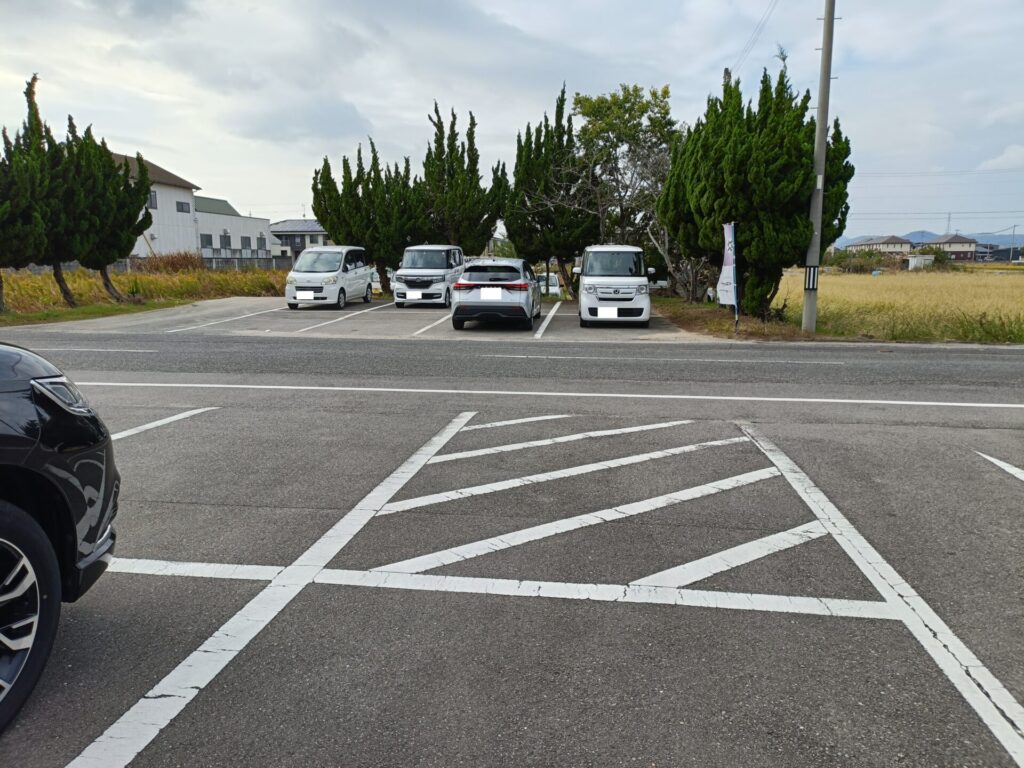 いりこらーめん銀のダルマ　駐車場