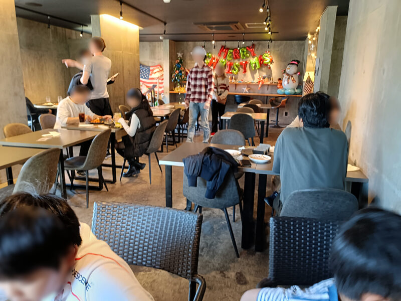 ブルーエントランスキッチンのスタイリッシュで落ち着いた空間