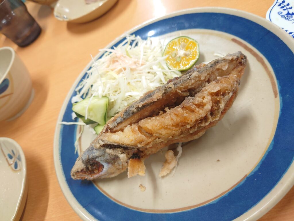 沖縄食堂　沖縄グルメ　牧志公設市場　きらく食堂　グルクン唐揚げ