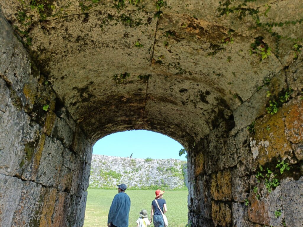 10月沖縄子連れ旅行　座喜味城跡