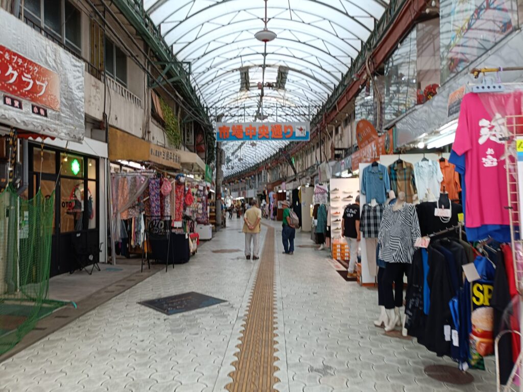 沖縄旅行　沖縄旅行モデル　牧志公設市場