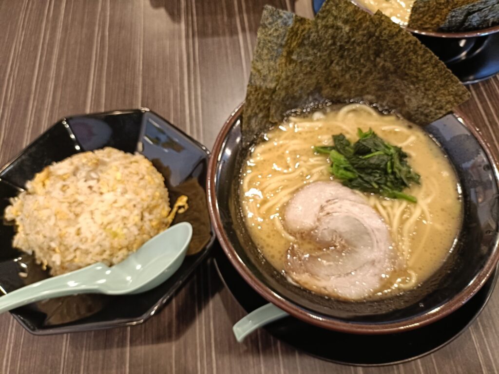 高松ラーメン　横浜家系ラーメン稲和家　特製半チャーハンセット