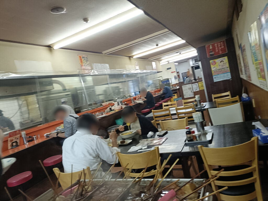 豚太郎春野店 店内 カウンター席 テーブル席