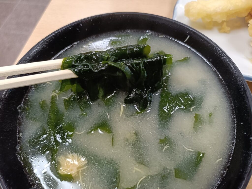 徳島グルメ　活魚料理びんび家　わかめの味噌汁