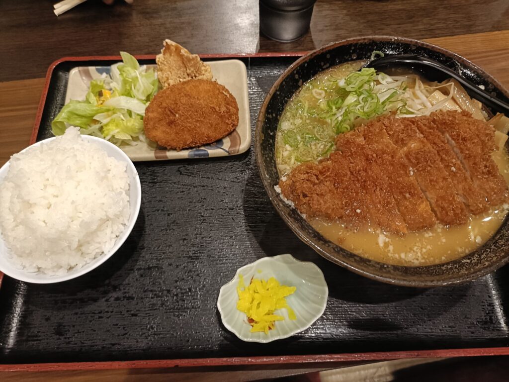 家食屋ほんてん　かつラーメン定食