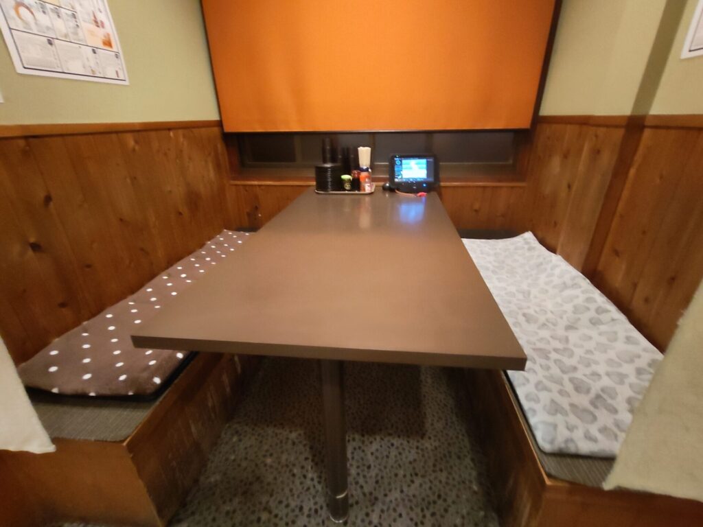 家食屋ほんてん　ボックス席