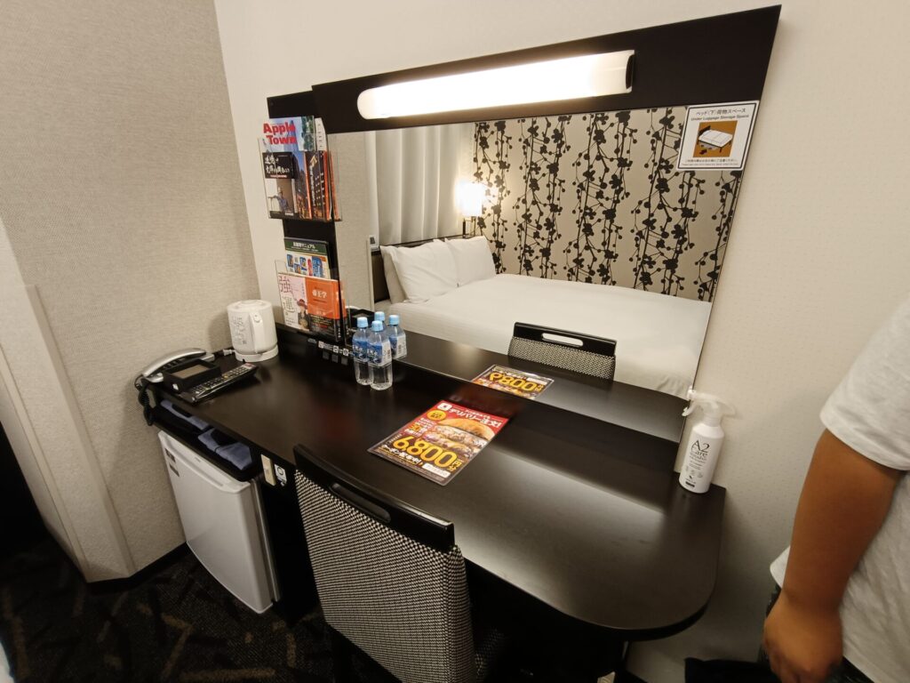 アパホテル六本木駅東 部屋 テーブル
