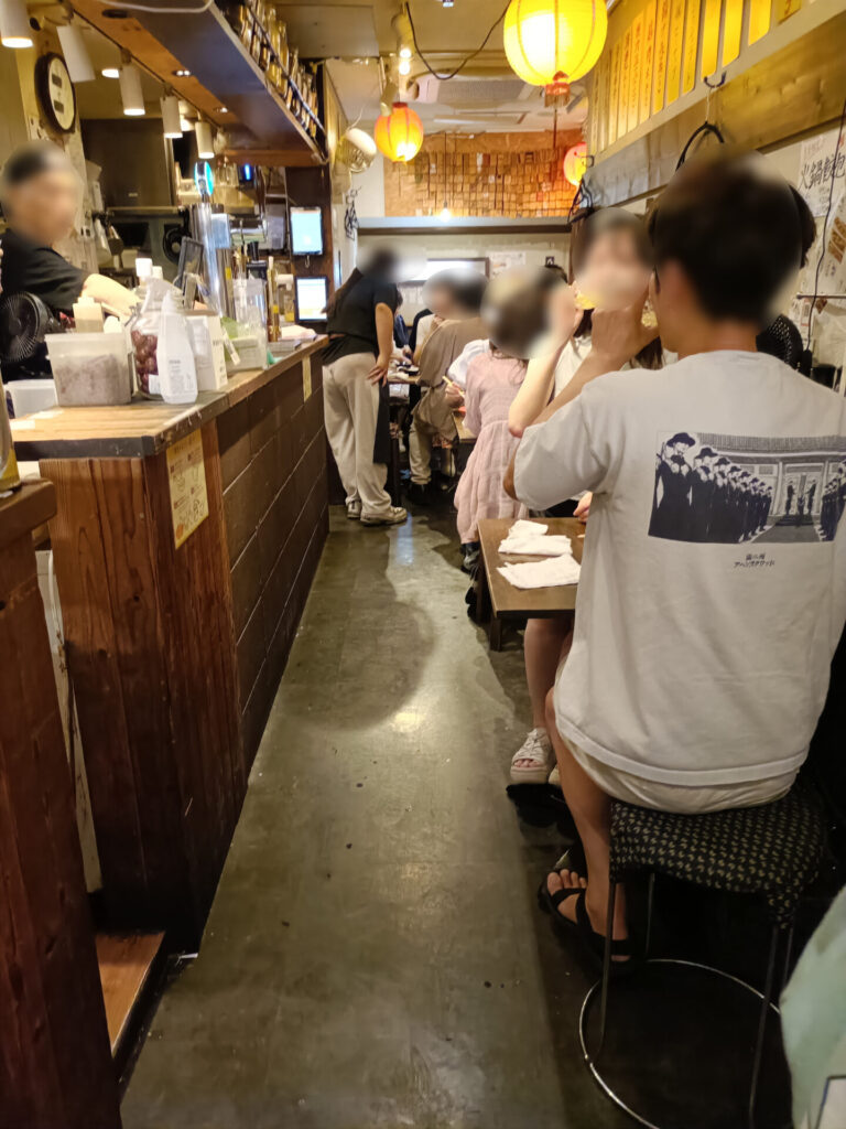 六本木グルメ 肉汁水餃子餃包 店内