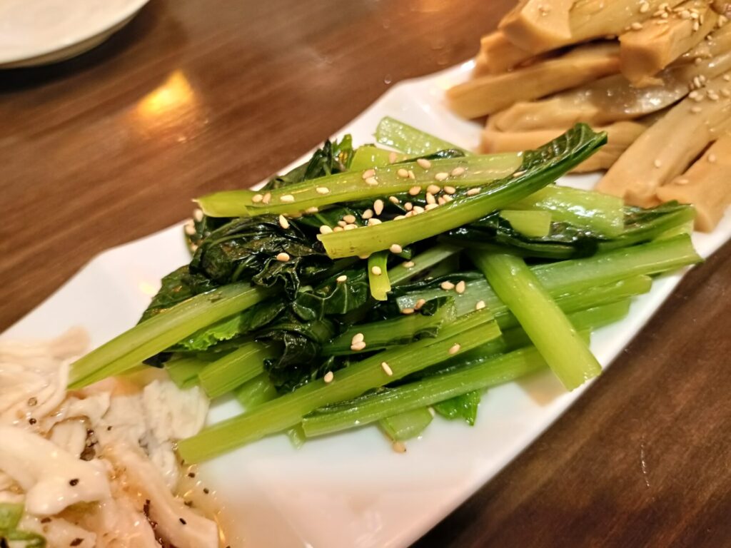 六本木グルメ 肉汁水餃子餃包 青菜の塩ナムル