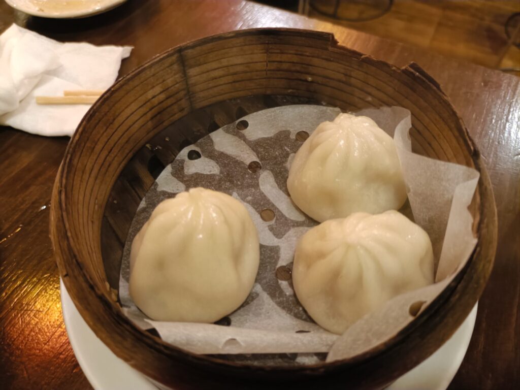 六本木グルメ 肉汁水餃子餃包 小龍包