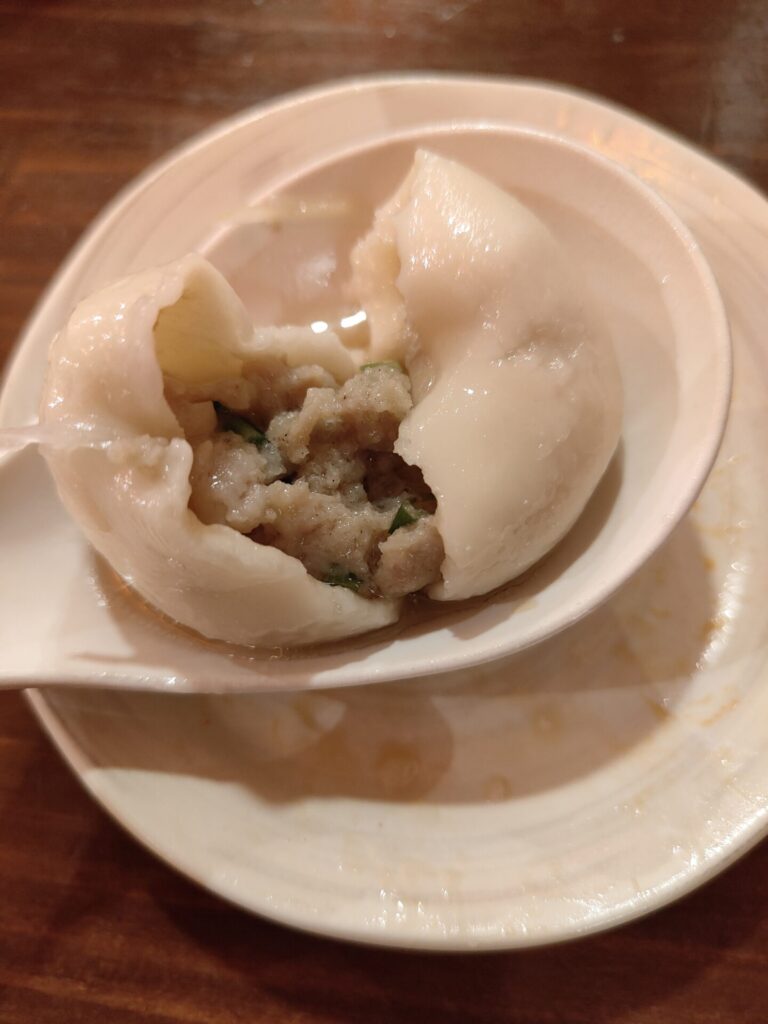 六本木グルメ 肉汁水餃子餃包 餃包