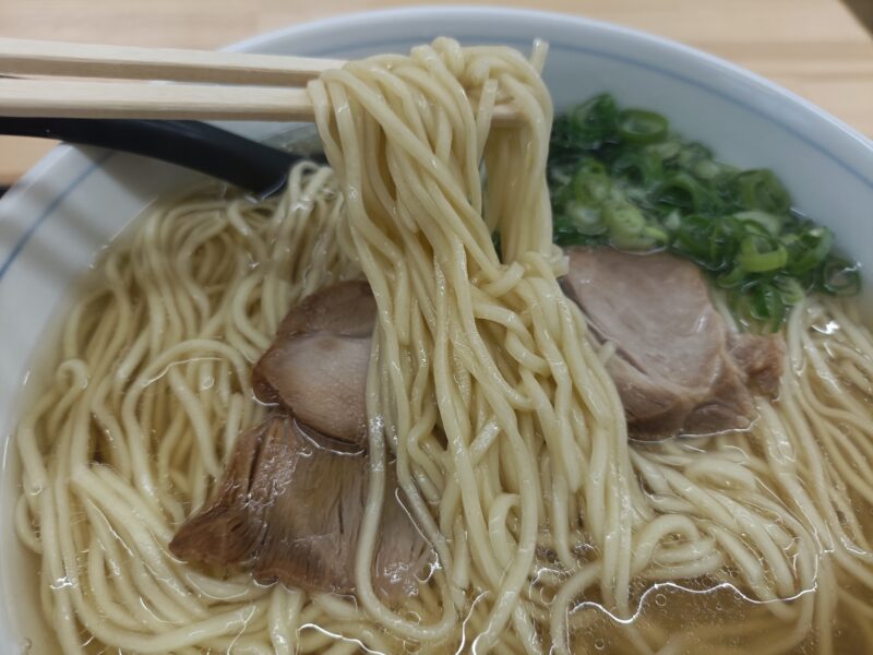 高松満福うどんおすすめのいりこラーメンの麺