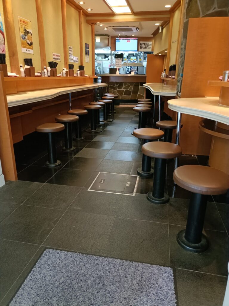 名代富士そば 六本木 店内 席