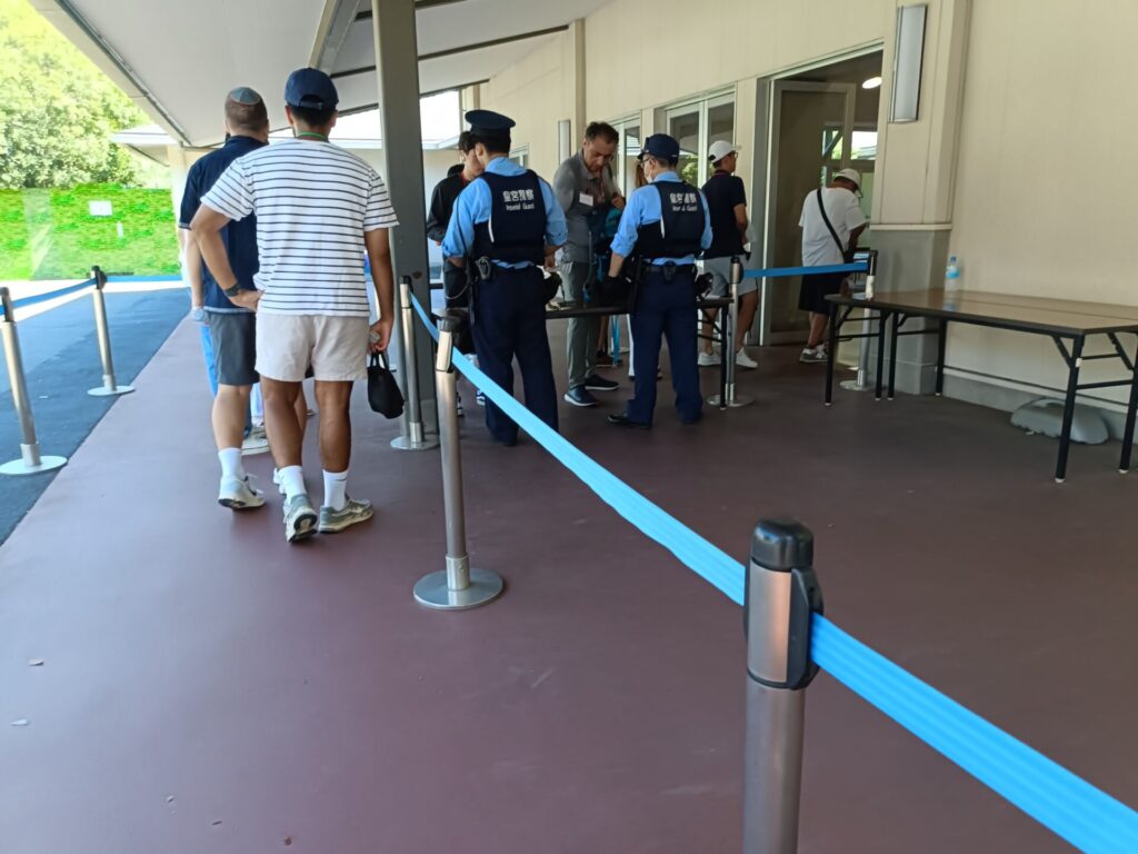 皇居参観　窓明館　荷物チェック　