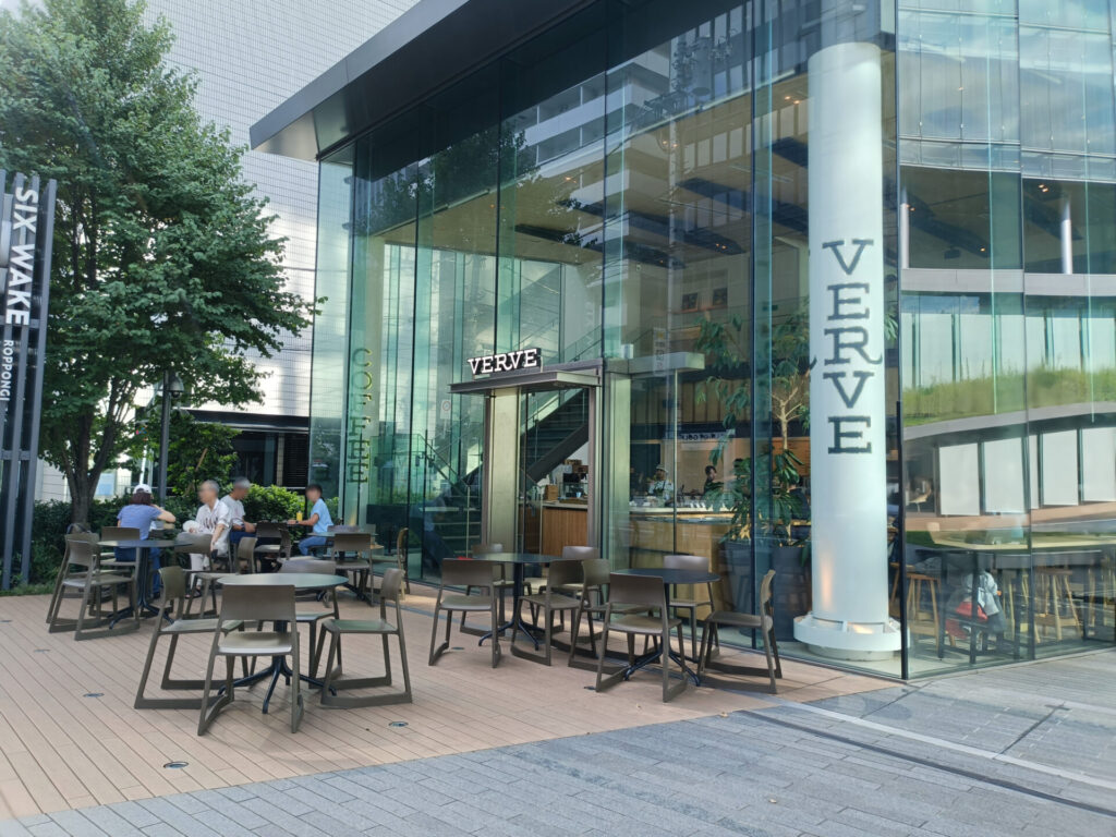 VERVE COFFEE　六本木店舗外観　テラス席