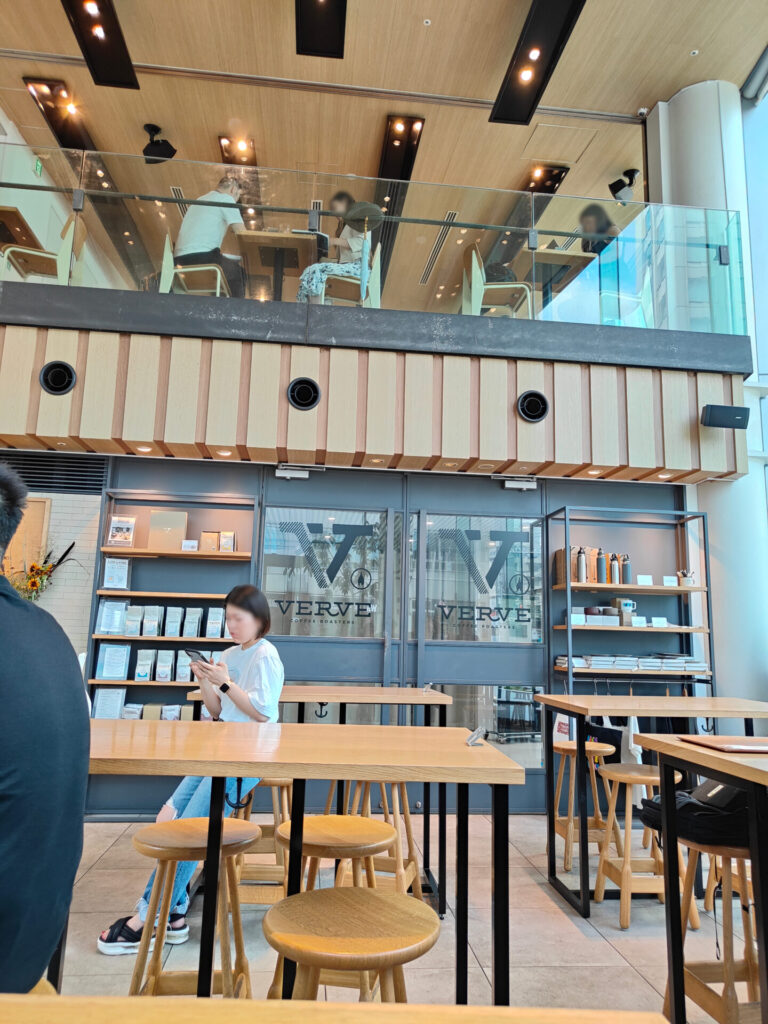 VERVE COFFEE　開放的な店内