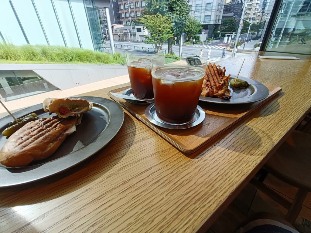 VERVE COFFEE テラスで食べるサンドイッチとコーヒー