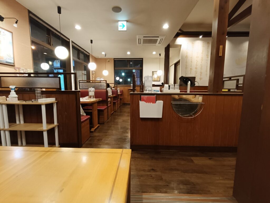 大阪王将上福岡店店内　席の種類　テーブル席、ボックス席、カウンター席、お座敷