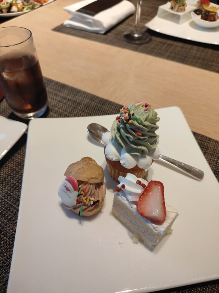 ANAインターコンチネンタル万座ビーチリゾート　クラブラウンジ　イブニングカクテルタイム　ケーキ