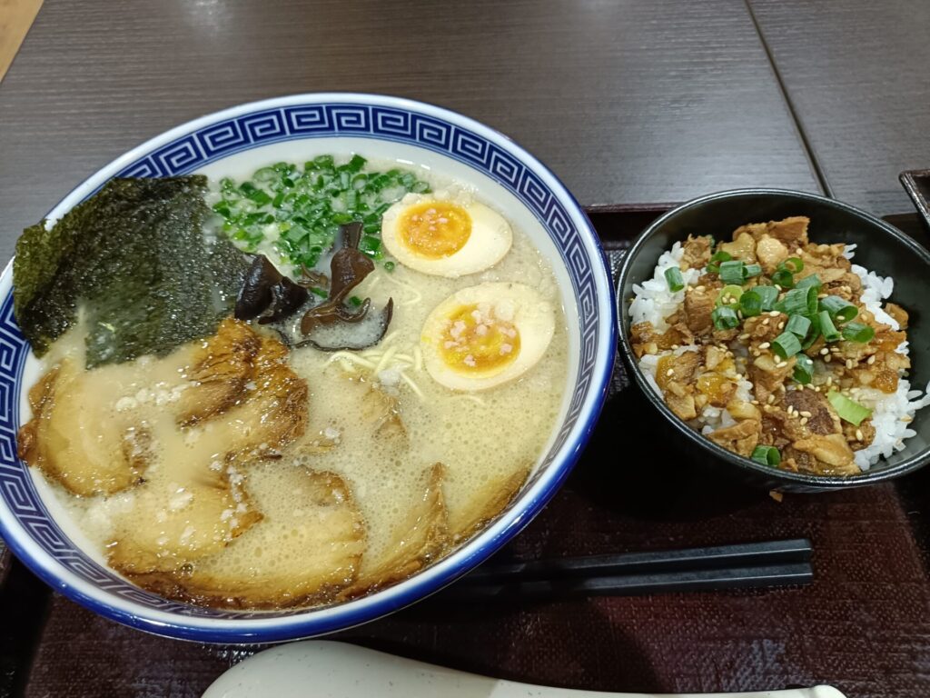 東京タワーフードコート　宇治明家豚骨ラーメンとチャーシュー丼