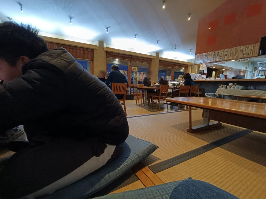 環の湯 食事 お食事処日だまり 店内 席