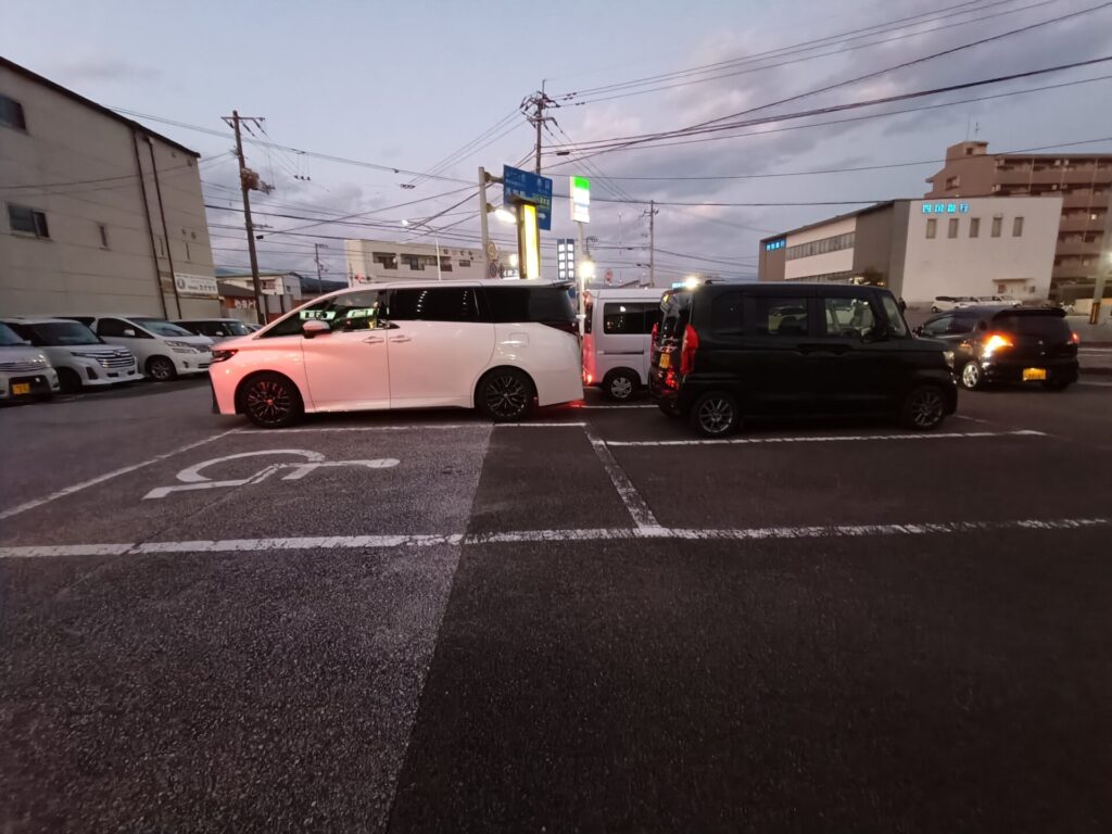 自由軒大津店駐車場