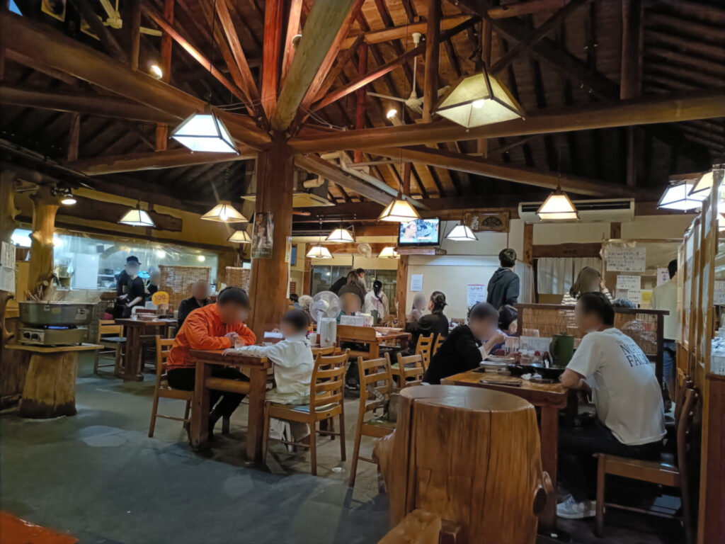 自由軒大津店 お店の雰囲気 テーブル席