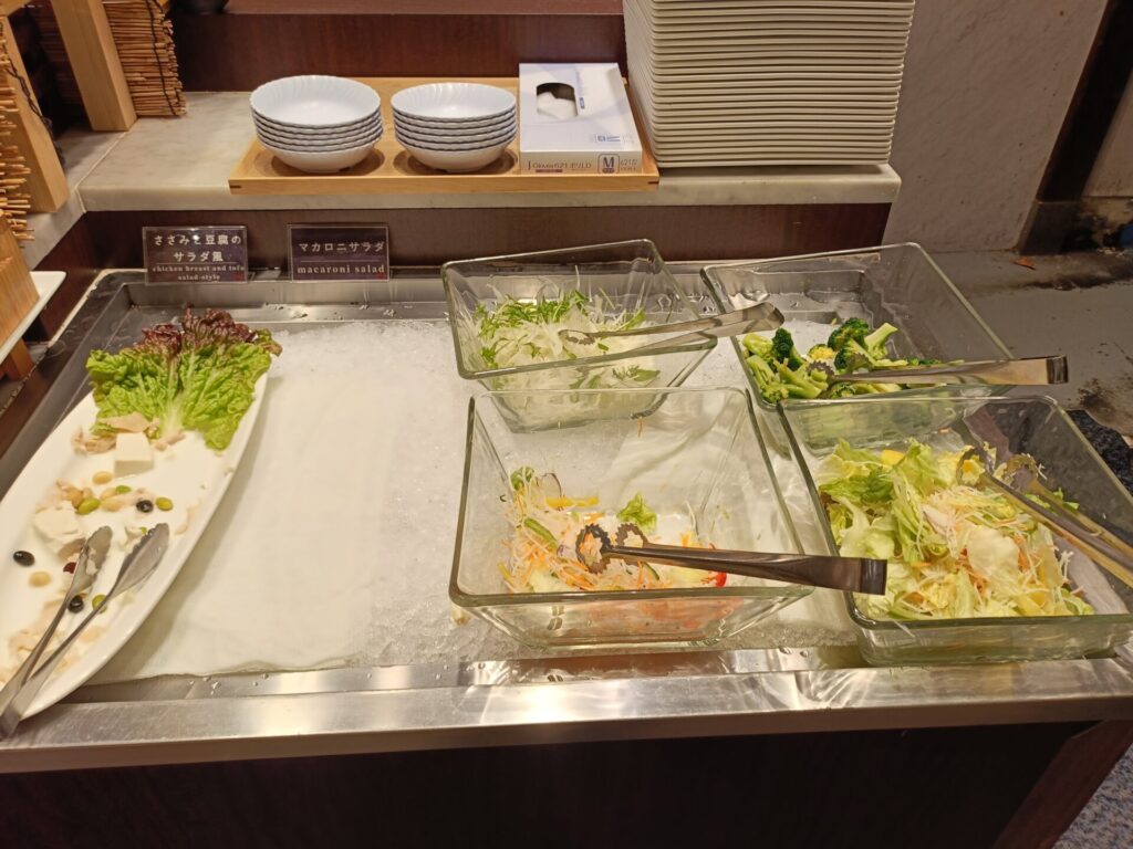 和歌山旅行　とれとれヴィレッジ　パンダヴィレッジ　とれとれ亭　夕食　ディナーバイキング　サラダ