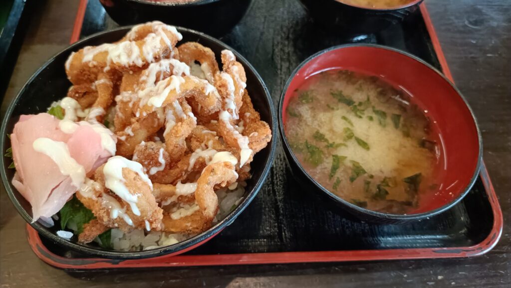 高知グルメ　黒潮ひろば　イカマヨ丼
