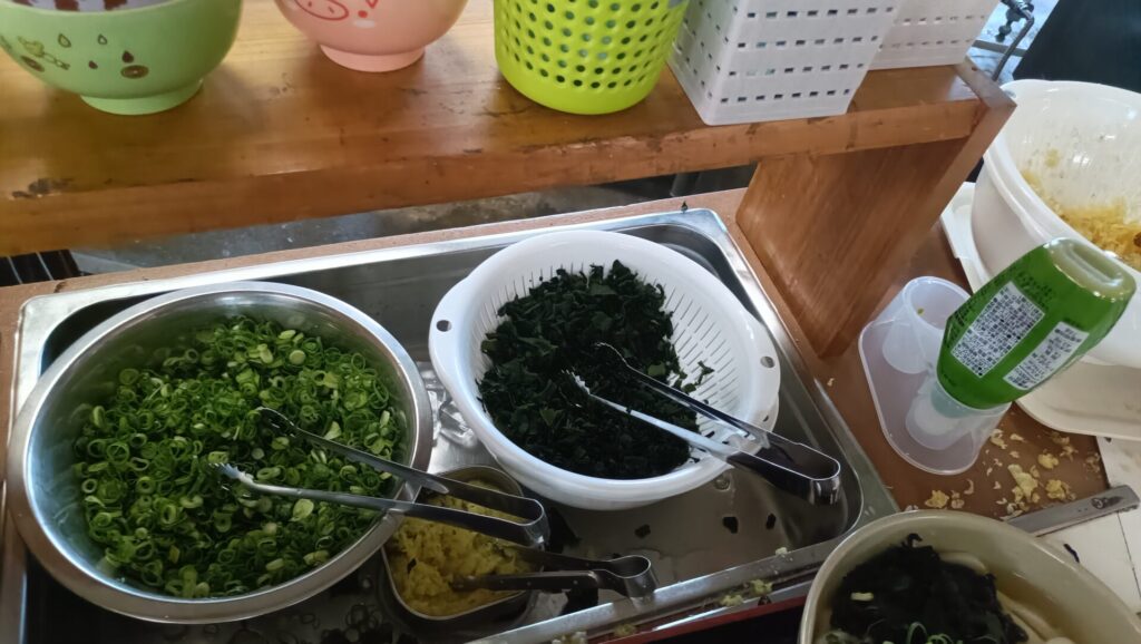 高松うどん　製麺七や西植田店　無料トッピング　わかめ　ネギ