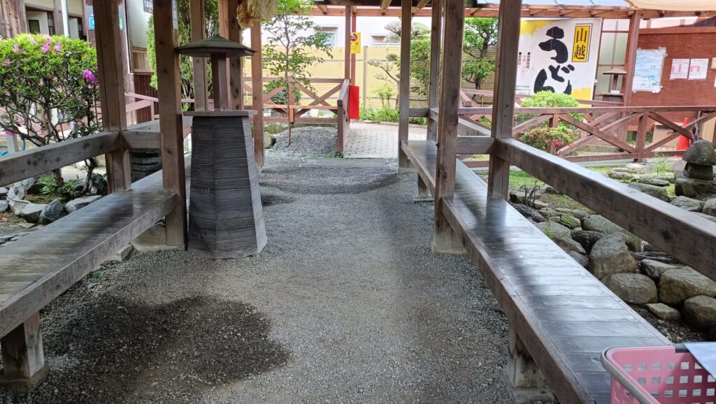 香川うどん巡り　山越うどん　席　椅子