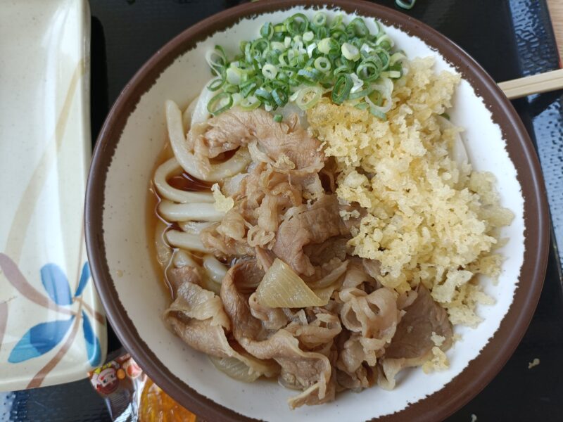 さか枝うどん春日店の牛肉がのった肉ぶっかけうどん