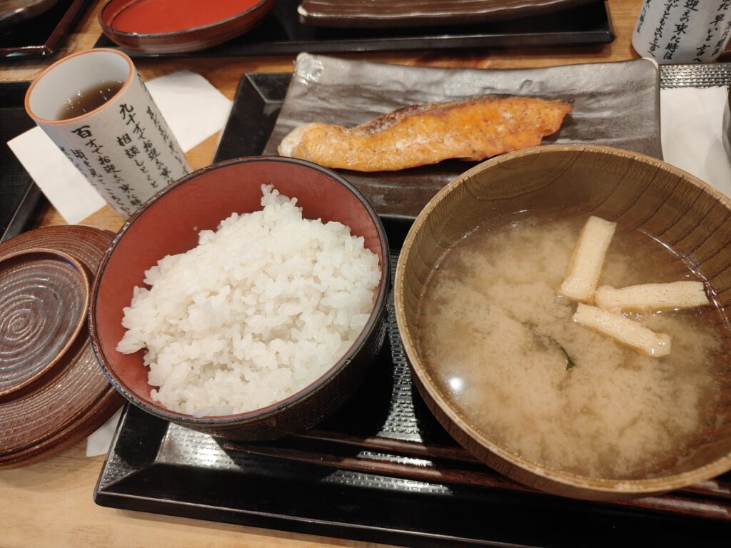 浅草和食グルメ　しんぱち食堂浅草店　銀ジャケ定食