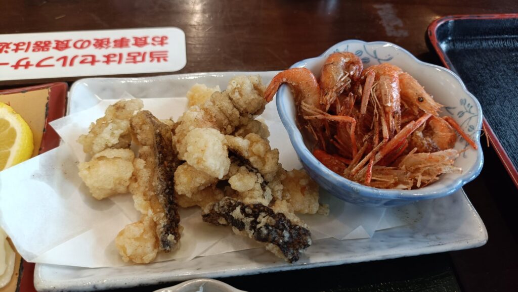 高知グルメ　黒潮ひろば　ウツボ唐揚げ、エビの唐揚げ