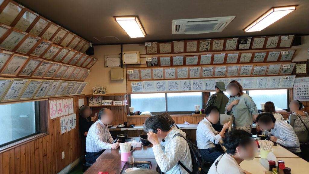 手打ち十段うどんバカ一代　店内　有名人