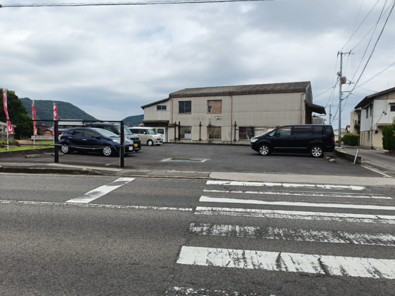 中西うどんの道路を挟んだ向かい側にある第2駐車場