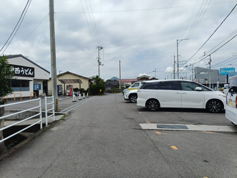 中西うどんの広々とした店舗前駐車場