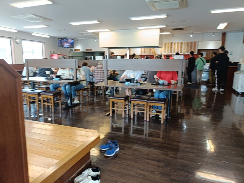 中西うどんの広々とした店内の様子