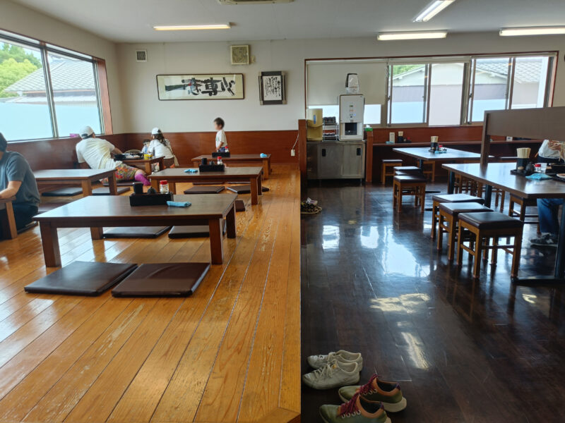 子連れでも利用しやすい中西うどんの広いお座敷席
