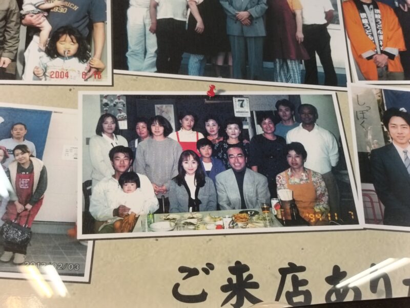 中西うどんの店内に飾られた有名人のサインや写真