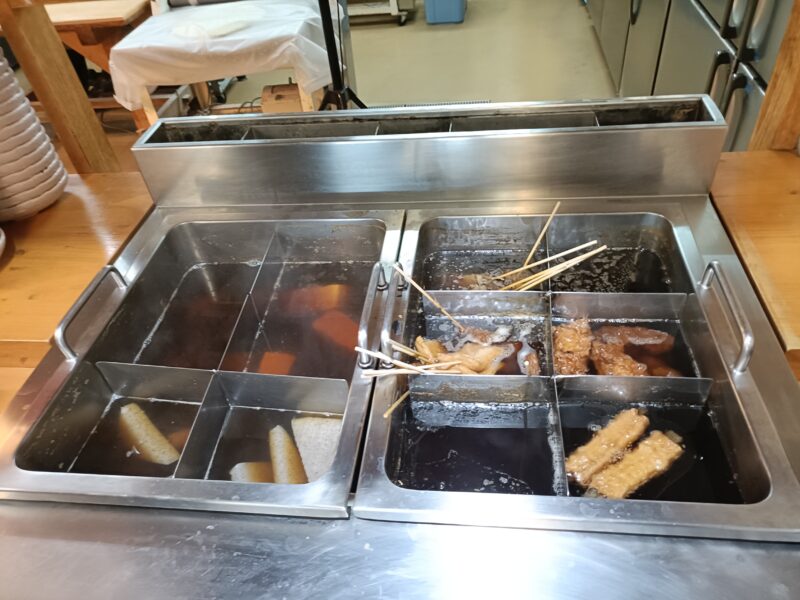 味がよく染み込んだ中西うどんの名物おでん